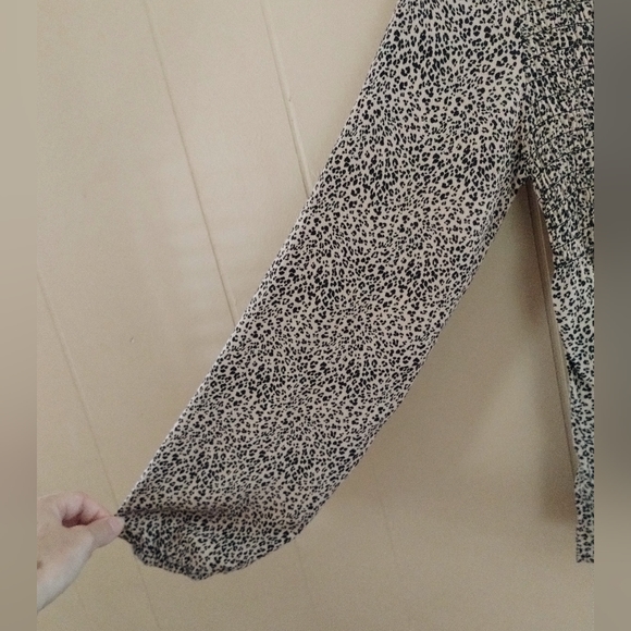 Urban Romantics smocked babydoll style long sleeve, size M, leopard print, rayon - Picture 2 of 5